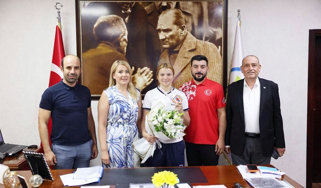 ŞAMPİYON BOKSÖR BAŞKAN İLE BULUŞTU