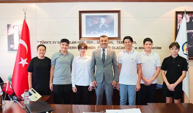BAŞKAN ÇAVUŞOĞLU LGS ŞAMPİYONLARINI AĞIRLADI