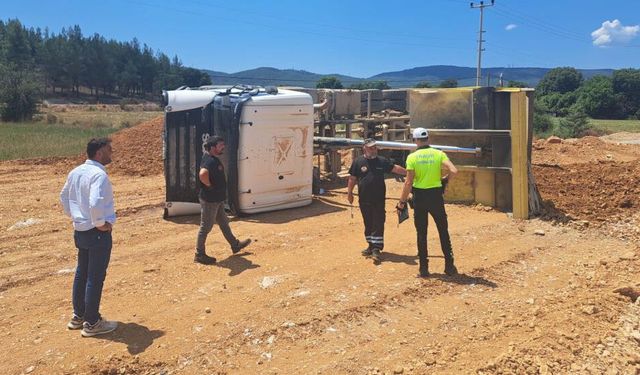 KUM BOŞALTIRKEN DEVRİLEN KAMYONUN SÜRÜCÜSÜ YARALANDI