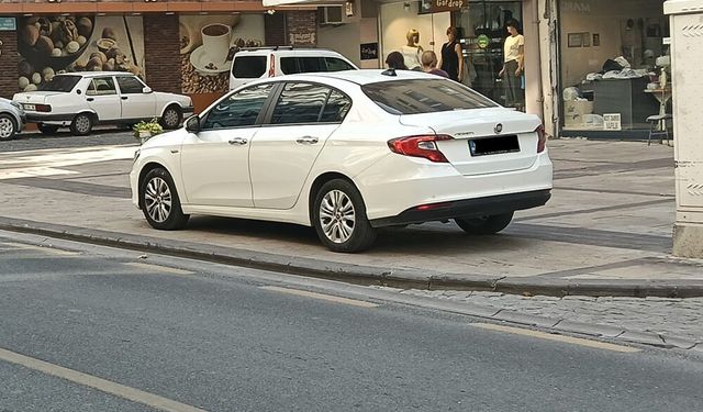 DENİZLİ’DE KALDIRIMLAR OTOPARK OLDU