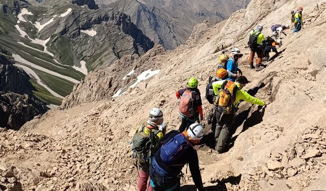 DENİZLİLİ DAĞCILAR HAKKARİ’DE ZİRVE YAPTI