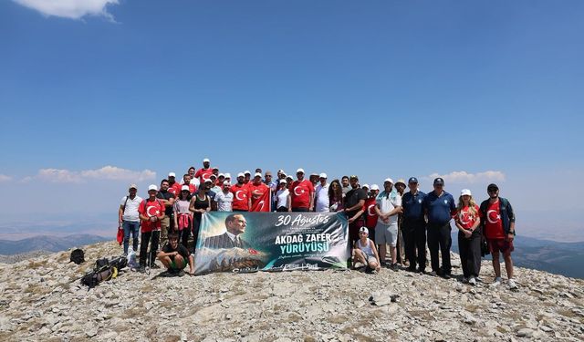 AKDAĞ’IN ZİRVESİNDE  ZAFER COŞKUSU