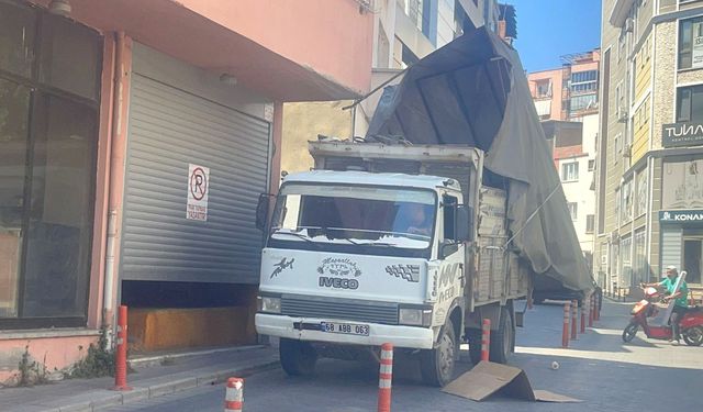 KAMYONETİN KASASI BALKONA ÇARPTI