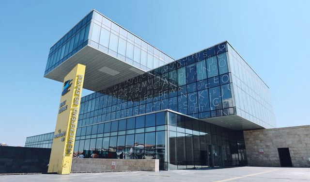 37 BİN 500 KİTAP OKURLARI BEKLİYOR