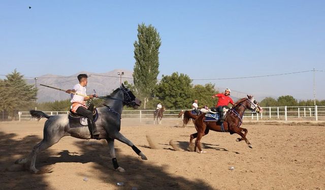 ÇİVRİL’DE FESTİVAL COŞKUSUNA ATLI CİRİT RENK KATTI