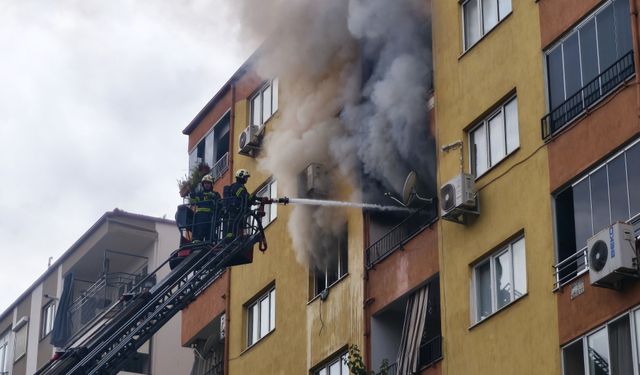 7 KATLI APARTMANIN 5. KATINDA YANGIN ÇIKTI 2 KİŞİ DUMANDAN ETKİLENDİ