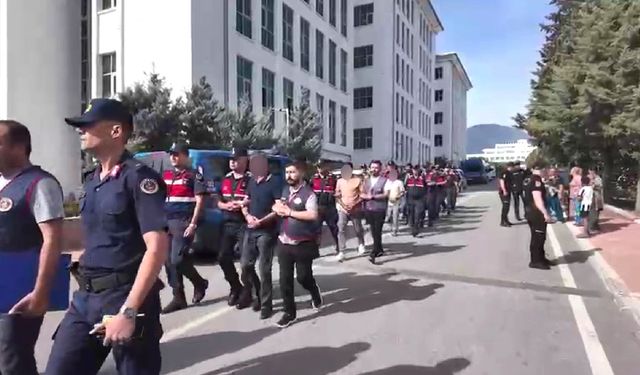 HIRSIZLIK ZANLILARINA AİLELERİNDEN İBRETLİK TEPKİ EŞİNİN YÜZÜNE TÜKÜRDÜ