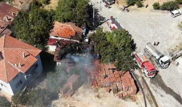 BAHÇEDE TEMİZLİK İÇİN YAKILAN ATEŞ EVİ KÜLE ÇEVİRDİ