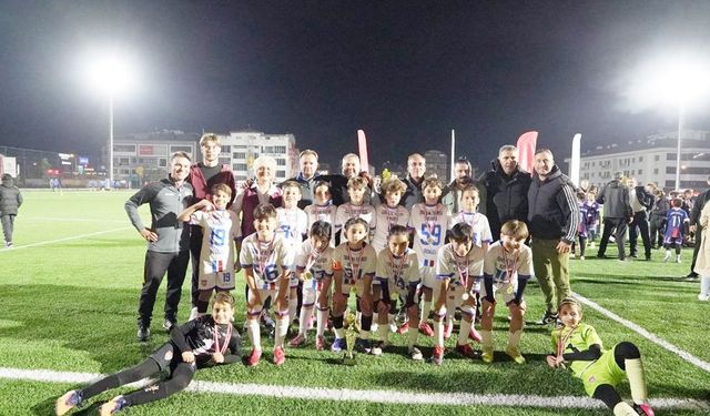 GELECEĞİN YILDIZLARI CUMHURİYET İÇİN SAHADA