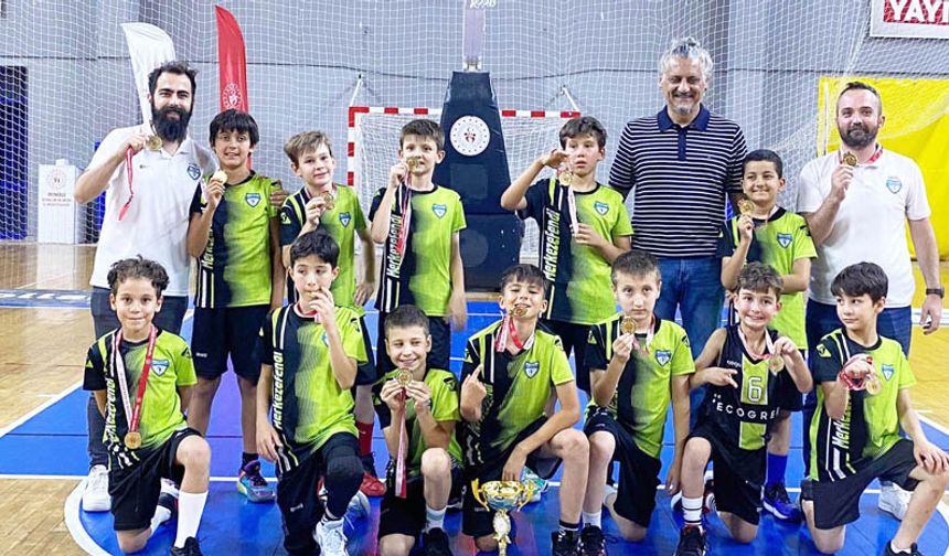 BÜYÜKLERİNİN İZİNDELER