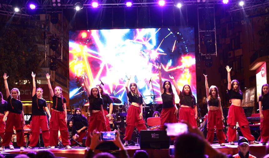 DENİZLİ’DE CUMHURİYET COŞKUSU MÜZİK VE DANSLA TAÇLANDI