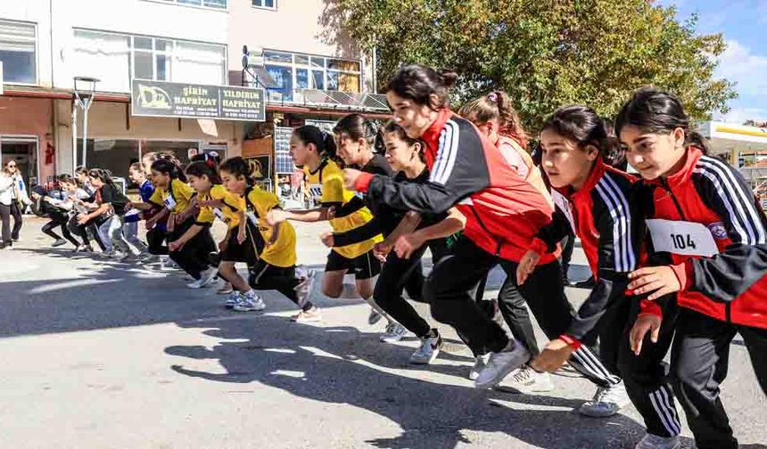 ÇOCUKLAR CUMHURİYET İÇİN KOŞTU