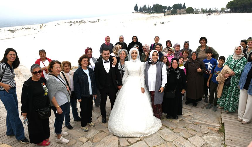 TURİSTLER TAKI KUYRUĞUNA GİRDİ