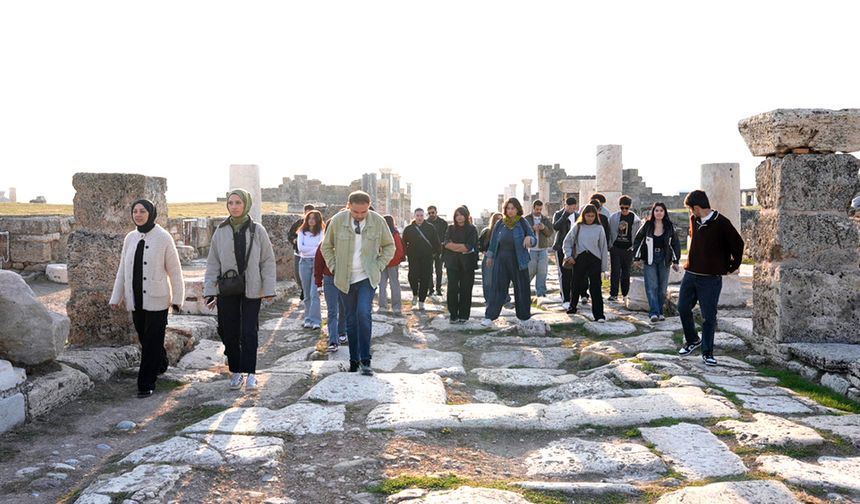 GENÇLER TURİSTİK ALANLARI KEŞFEDİYOR