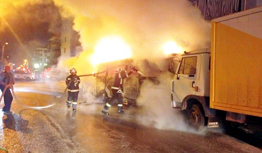 PARK HALİNDEKİ MİNİBÜS ALEVLERE TESLİM OLDU