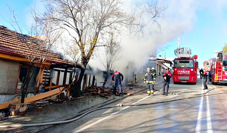 SERİNHİSAR’DA İŞYERİ ALEVLERE TESLİM OLDU