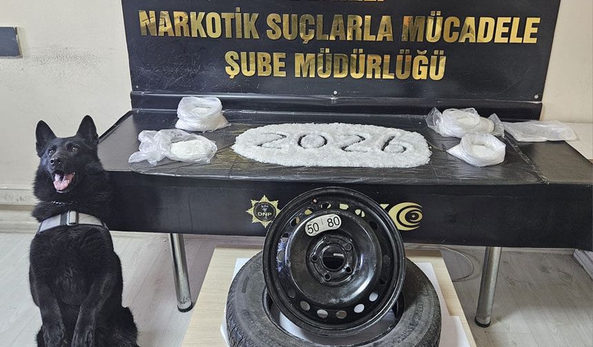 YEDEK LASTİKTEN 4 KİLO ZEHİR ÇIKTI