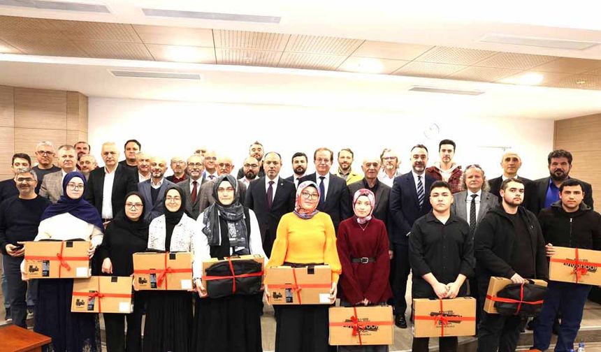 İLAHİYAT ÖĞRENCİLERİNE BİLGİSAYAR HEDİYE EDİLDİ