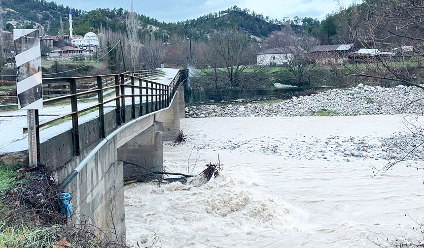 SARIKAVAK KÖPRÜSÜ AĞIR HASAR ALDI