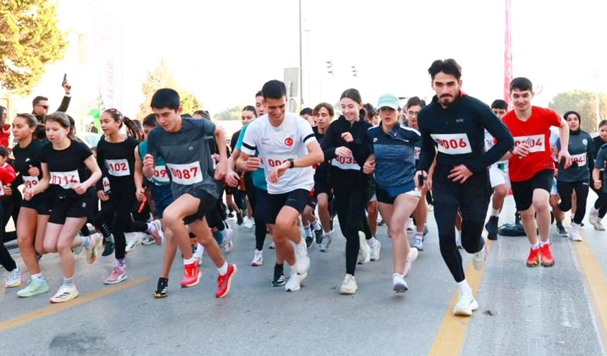 GENÇLER ATA’SI İÇİN KOŞTU