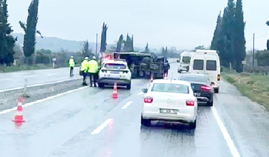 BULDAN’DA PORTAKAL YÜKLÜ KAMYON REFÜJE DEVRİLDİ