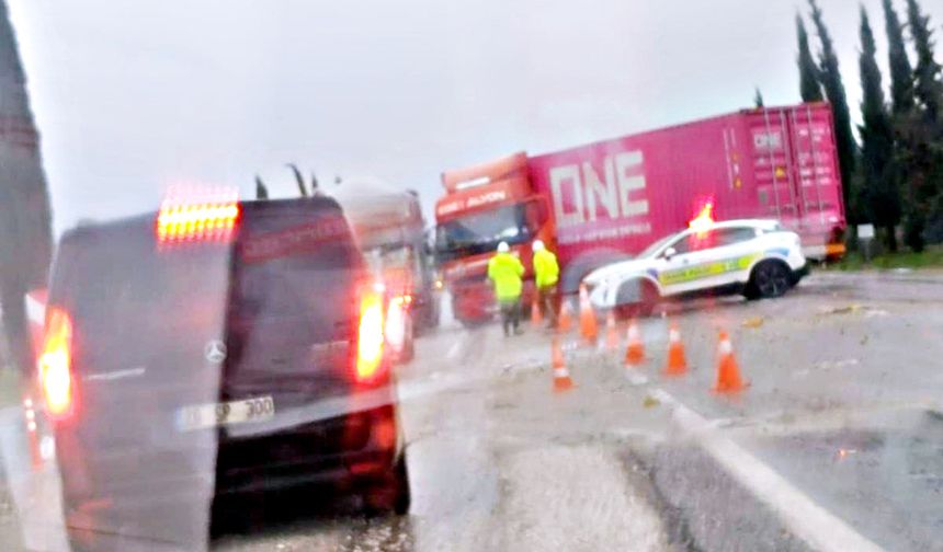 KONTROLDEN ÇIKAN TIR YOLU KAPATTI