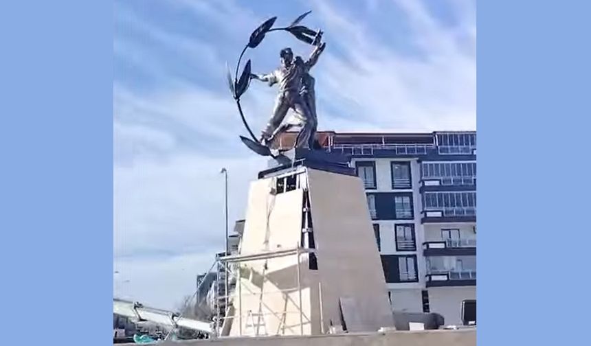 DEMOKRASİ ANITI YERLEŞTİRİLİYOR