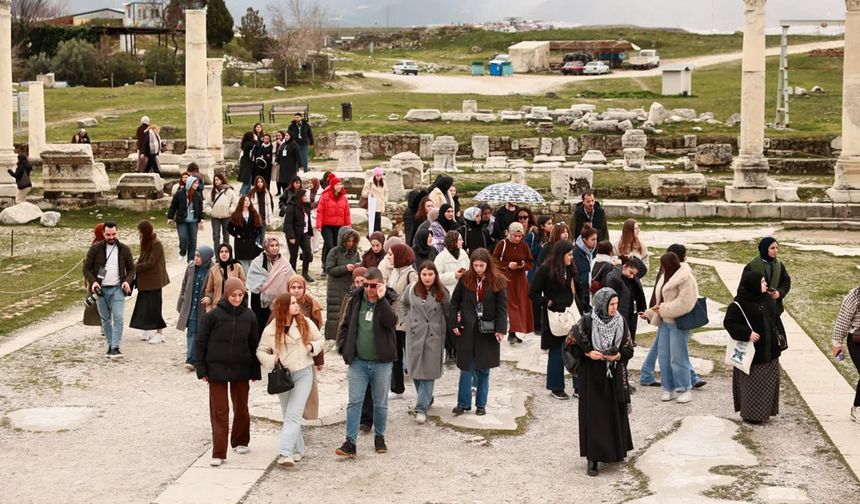 GENÇLER LAODİKYA ANTİK KENTİ’Nİ ZİYARET ETTİ
