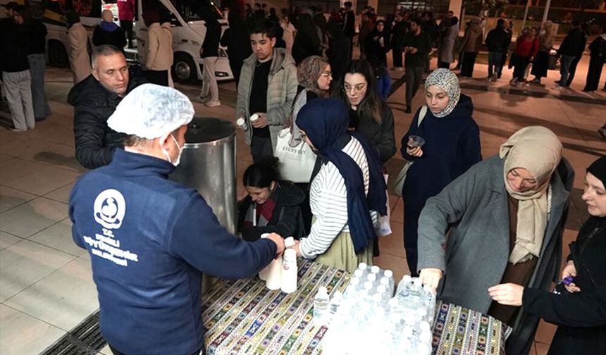 DENİZLİ BÜYÜKŞEHİR BELEDİYESİ’NDEN CAMİ ÇIKIŞINDA İKRAM