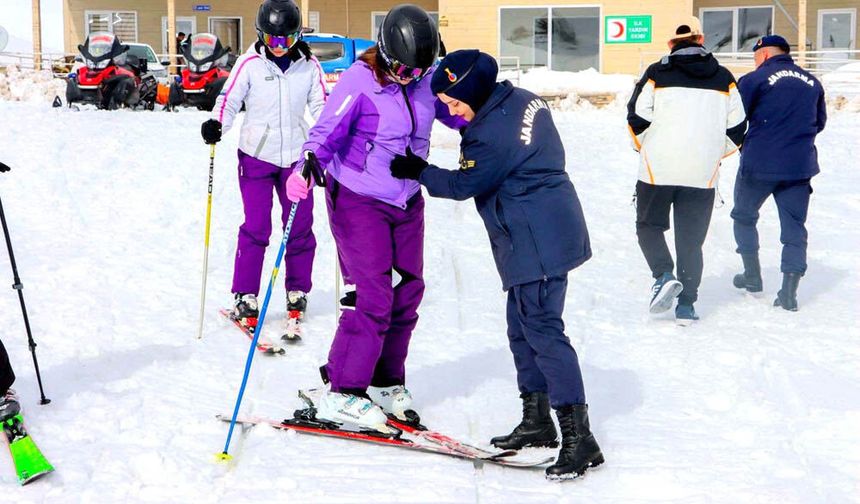 JAK’TAN ŞEHİT VE GAZİ ÇOCUKLARINA KAYAK EĞİTİMİ