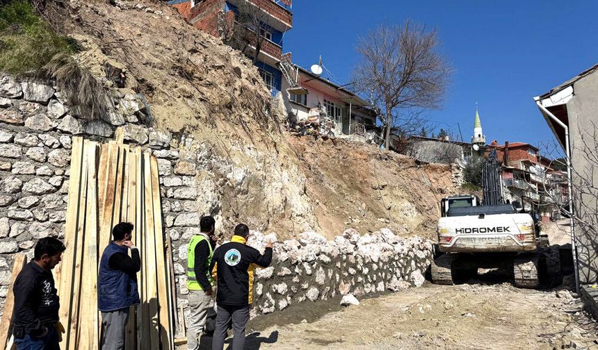 HEYELANIN YIKTIĞI DUVAR YENİLENİYOR