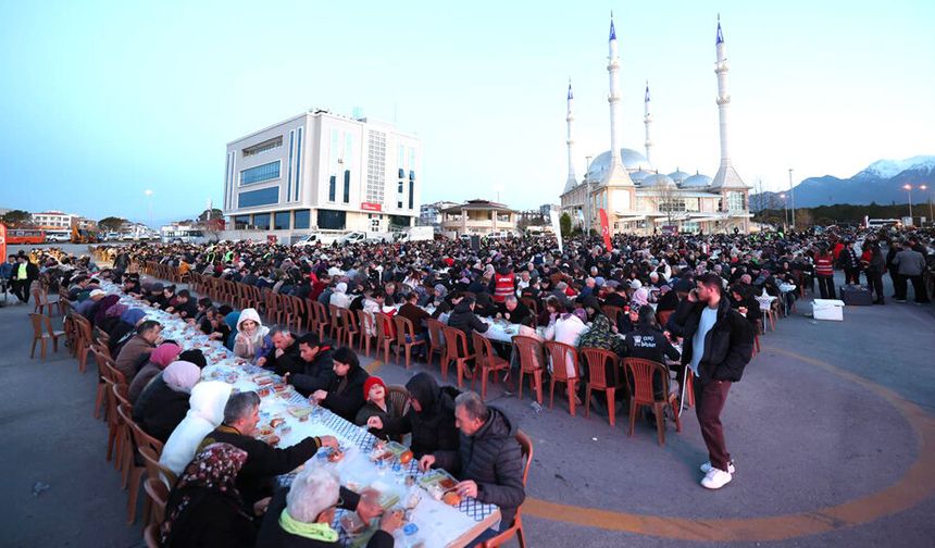 BİNLER, MERKEZEFENDİ’NİN GÖNÜL SOFRASINDA BULUŞTU