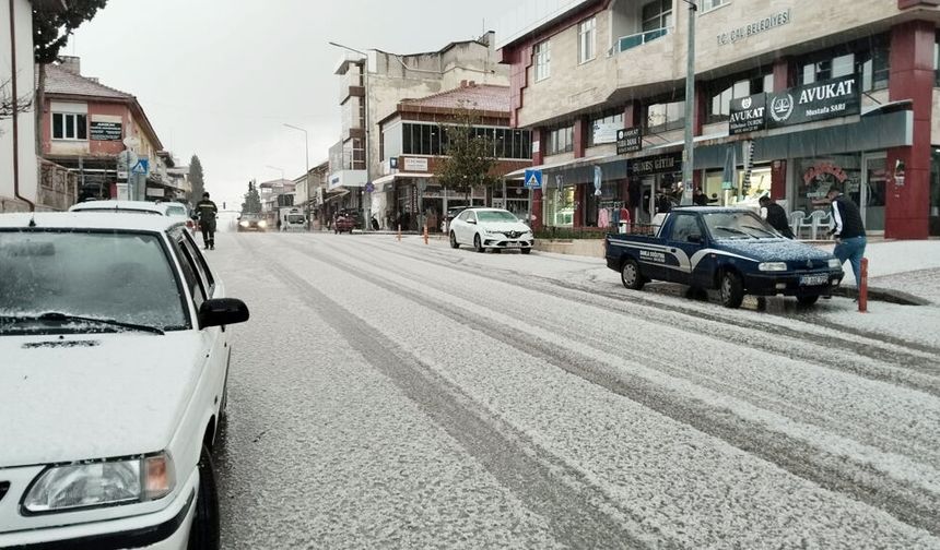 ÇAL’DA KAR SÜRPRİZİ