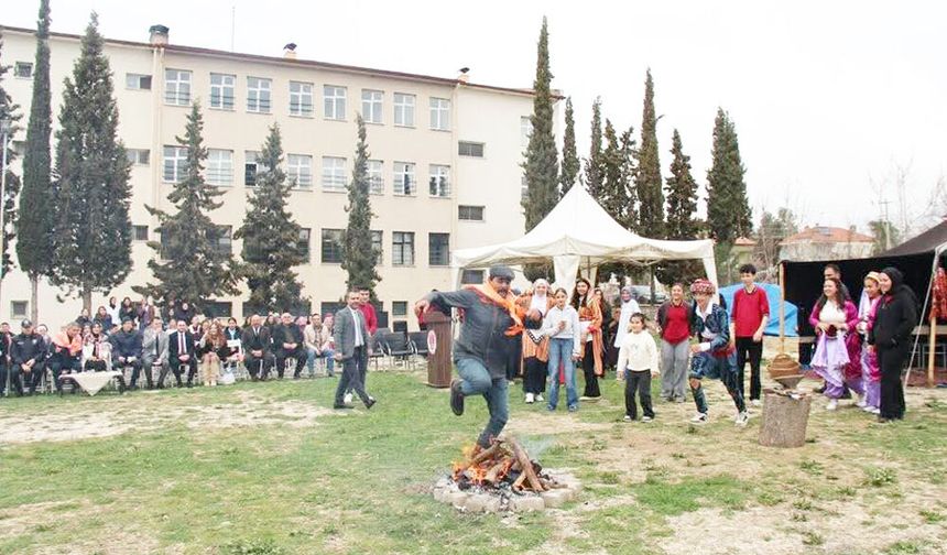ÇAL'DA RENKLİ NEVRUZ KUTLAMASI