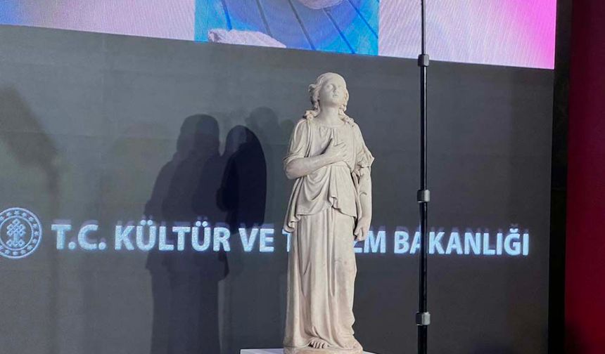 MELEK HEYKELİ EVİNE DÖNDÜ