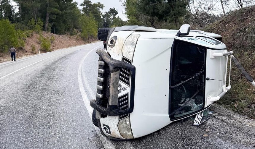 PİKAP YAN YATTI, SÜRÜCÜ YARALANDI
