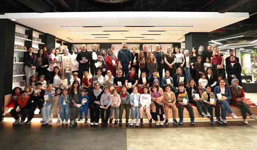 ÇOCUKLAR TELEFONU BIRAKTI, KİTABA SARILDI