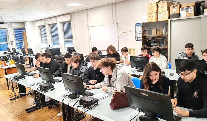 ÖĞRENCİLER “DİJİTAL DÜNYADA BİZ DE VARIZ” DEDİ