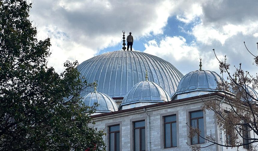 ÇATISIYA ÇIKAN ŞAHIS POLİS EKİPLERİNİ 2 SAAT UĞRAŞTIRDI