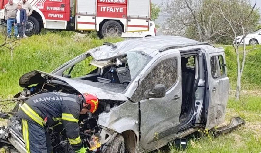 KONTROLDEN ÇIKAN OTOMOBİL TARLAYA GİRDİ: 4 YARALI