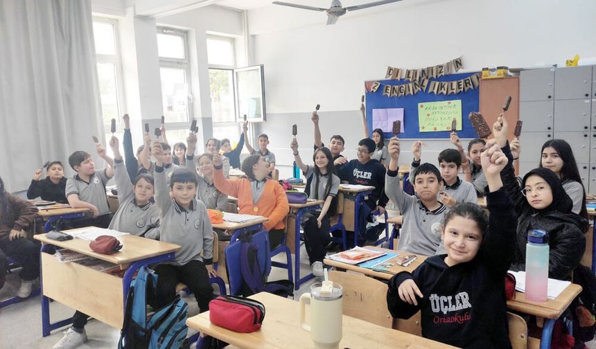 ÜÇLER ORTAOKULU’NDA ÖĞRETMEN VE ÖĞRENCİLER BİRBİRLERİNE MORAL OLDU