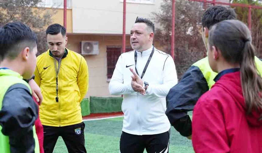 MEMURLUĞU BIRAKTI, KULÜP KURDU