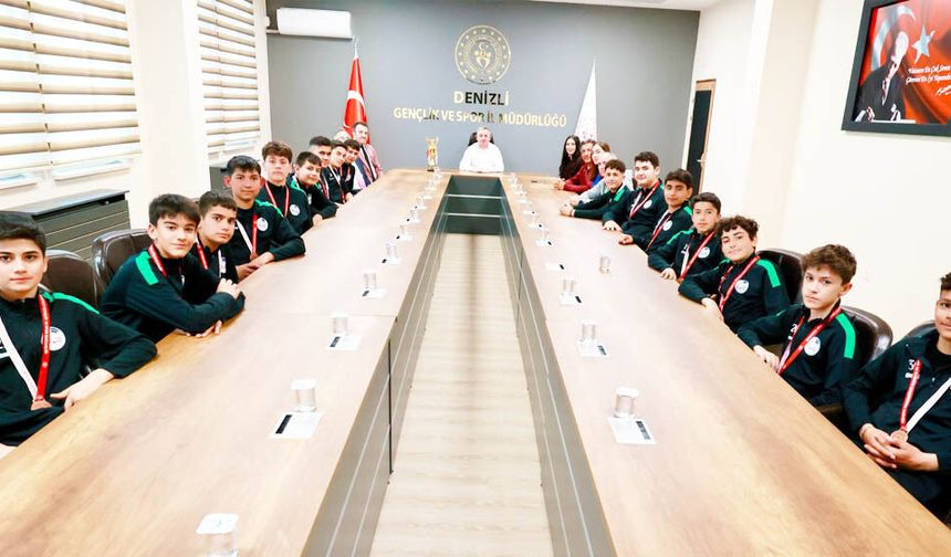 TÜRKİYE ÜÇÜNCÜSÜ HENTBOLCULARDAN İL MÜDÜRÜNE ZİYARET