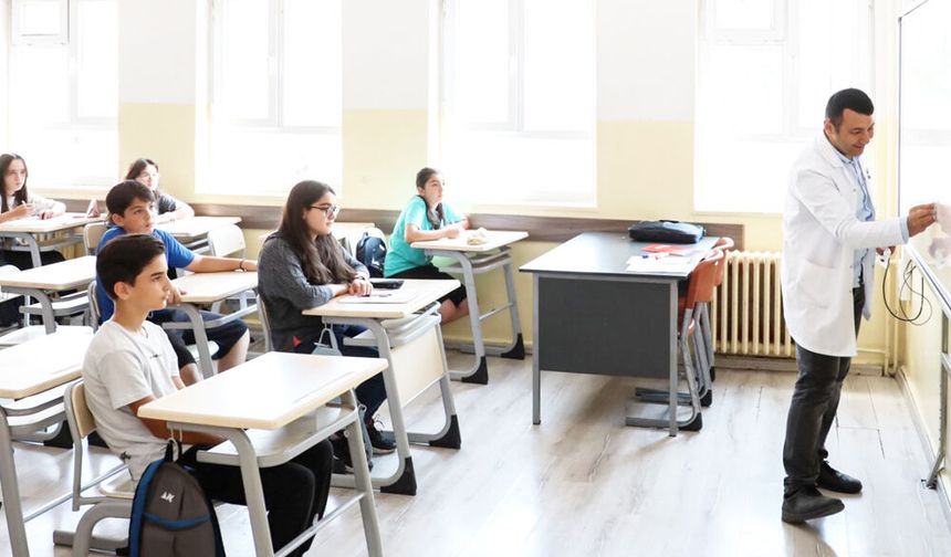 EĞİTİMDE YENİ DÜZENLEME GÜNDEMDE: ARA TATİL KALKIYOR MU?