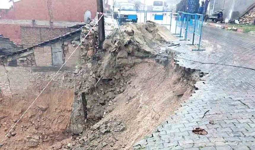 AŞIRI YAĞIŞ NEDENİYLE OLUŞAN HEYELAN YOL KAPATTI
