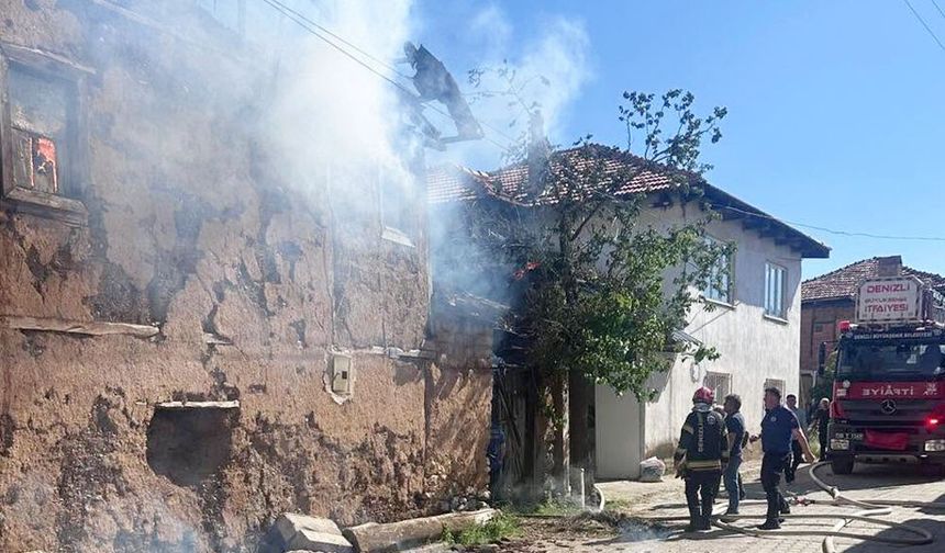 ACIPAYAM’DA İKİ KATLI EV  ALEVLERE TESLİM OLDU
