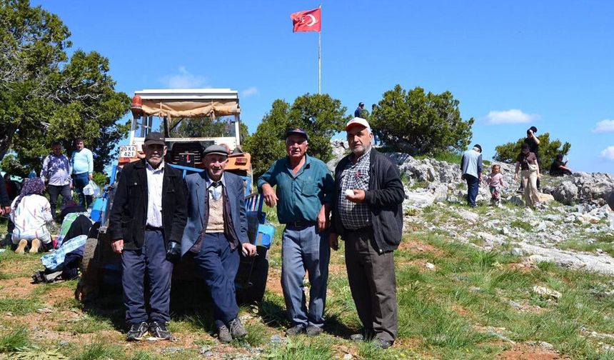 ELLER ŞÜKÜR İÇİN AÇILDI