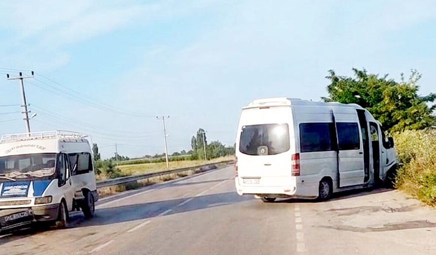 ÇİVRİL’DE İKİ İŞÇİ SERVİSİ ÇARPIŞTI, 10 İŞÇİ YARALANDI