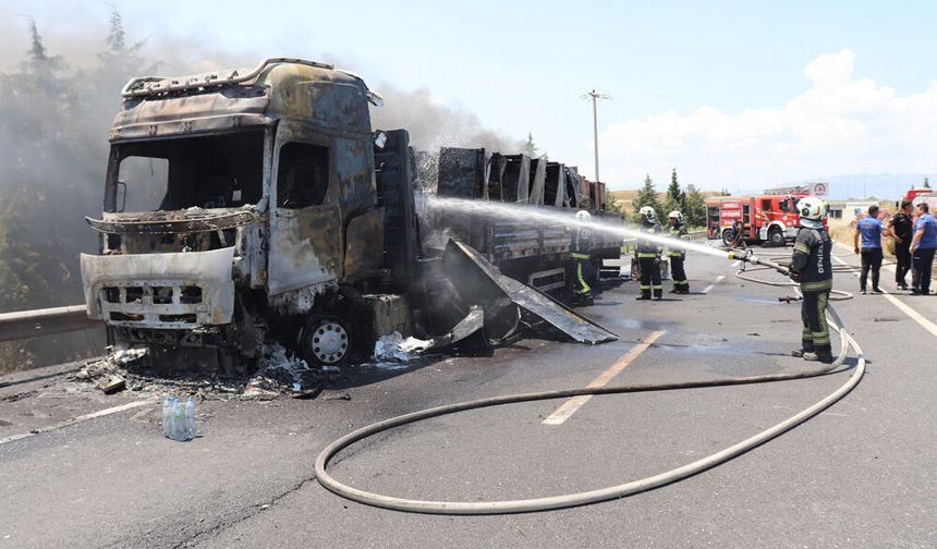 BEYAZ EŞYA YÜKLÜ TIR ALEVLERE TESLİM OLDU