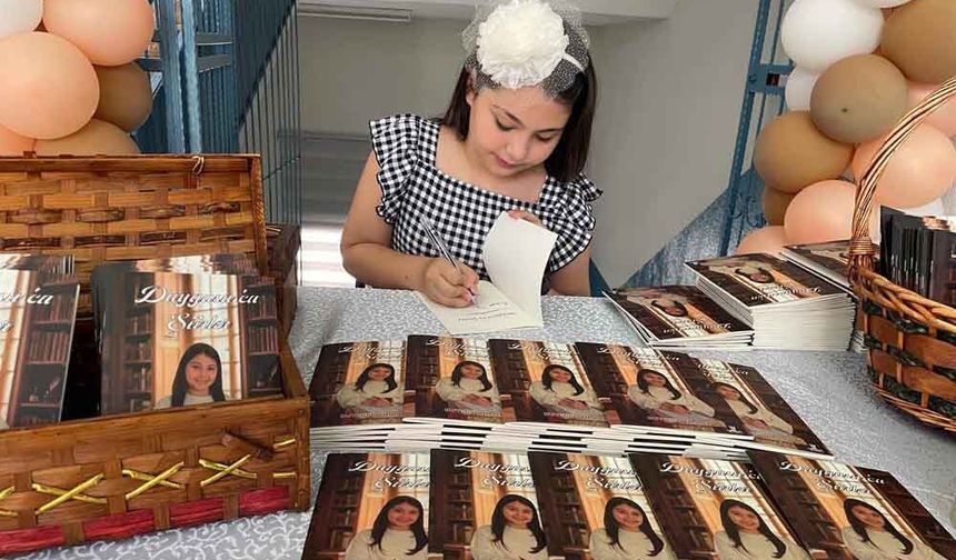 SANATÇI ANNENİN ŞAİR KIZI 10 YAŞINDA ŞİİR KİTABI ÇIKARDI